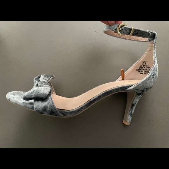 H&M crushed velvet ankle strap heels 39 runs small - Picture 12 of 15
